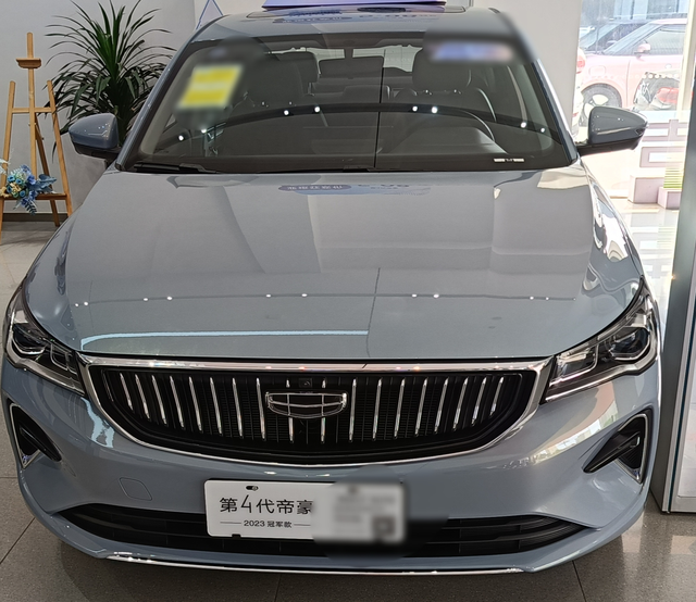 到底应该买什么车
1.
我对吉利帝豪这一款车其实挺满意的，因为我对车的要求不高，