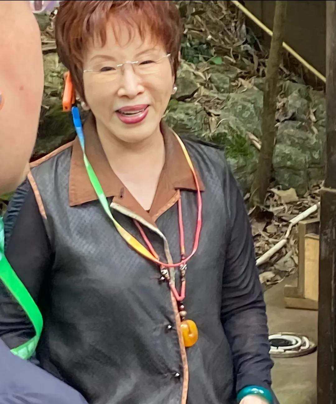 9.18在贵州安顺黄果树遇见了洪女士，看得出77岁高龄的她被保护的很好，周围的人