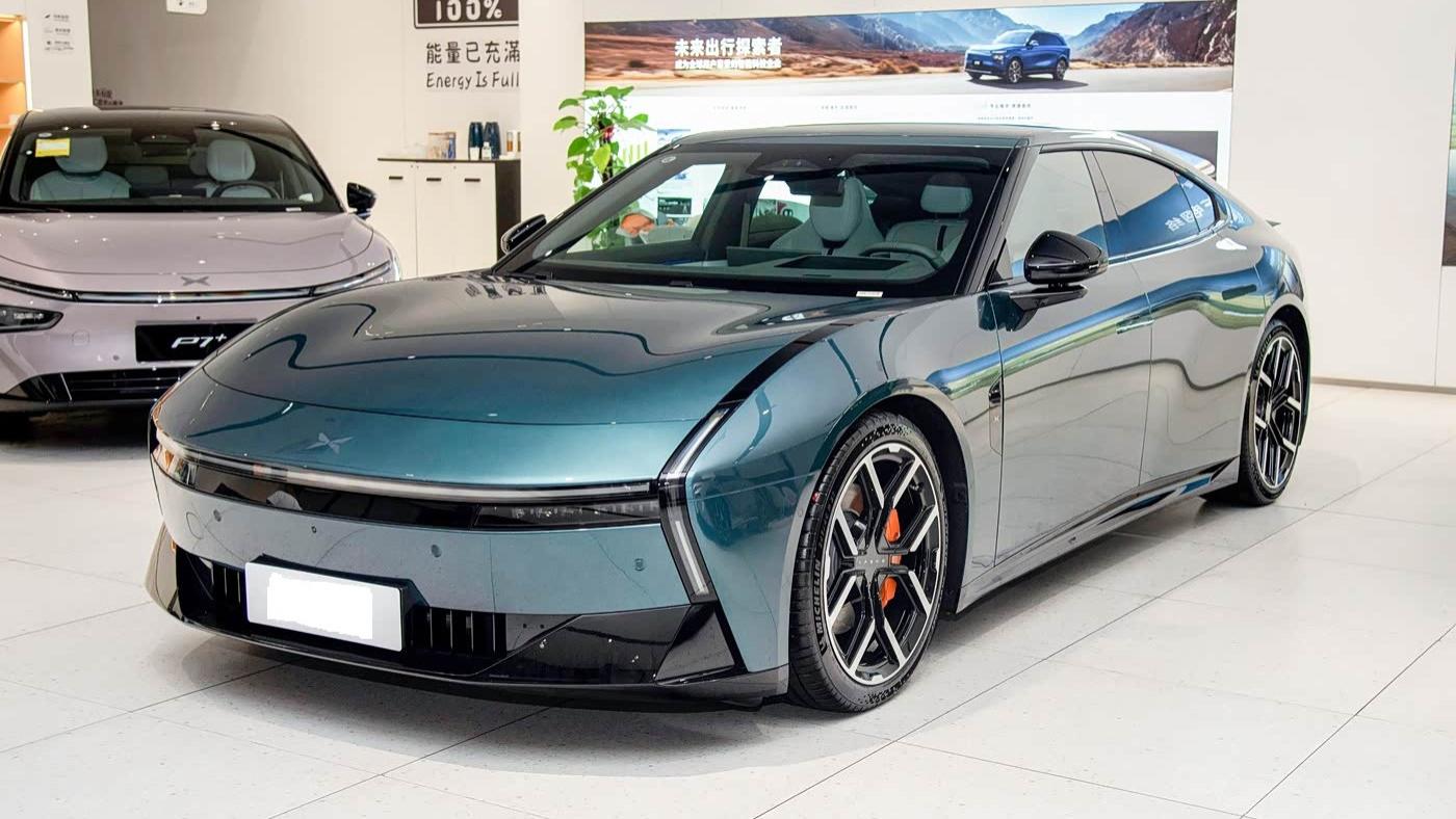 全新中大型轿跑车长超五米，中置电驱布局，配双腔空悬+电动尾翼