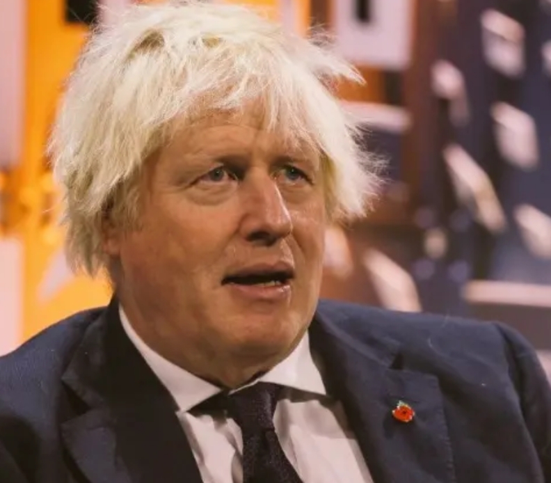 英国前首相鲍里斯·约翰逊认为，美国人生活水平低于欧洲人，这使得他们能够在军事上投