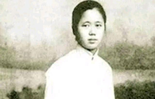 1900年，已婚10年的梁启超，爱上了20岁女秘书。他写信求妻子成全，妻子欣喜答