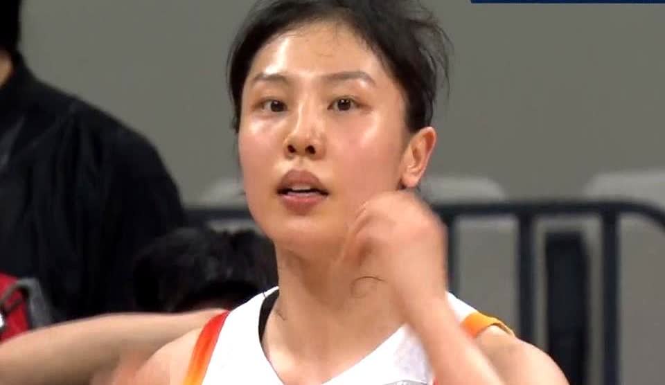 上场11分钟，差点被罚下场。

她这种不要命的打法，教练都头疼。

说的