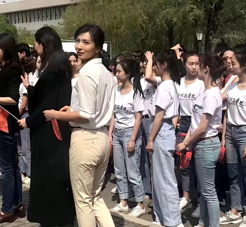 网友偶遇万人迷陈好 果然女神也经不住岁月的打磨 ​