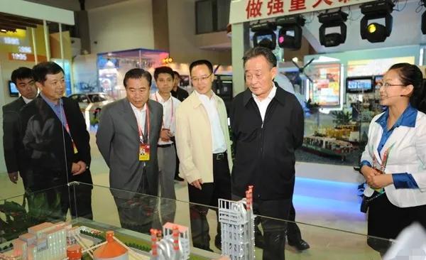 2009年9月19日，阳光洒在北京展览馆，吴邦国来到这里参观“辉煌60年周年成就