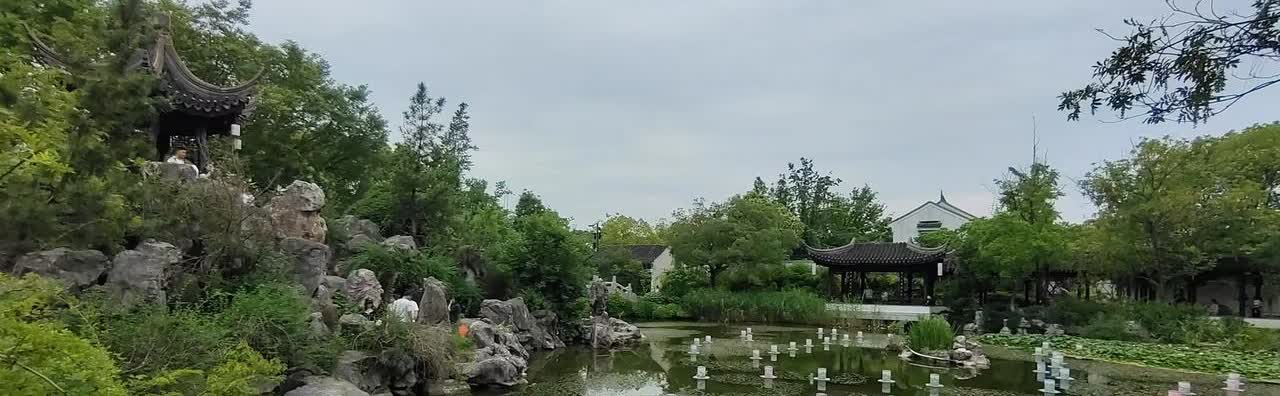 又见到检查电动车的情况了。

清晨还不到八点，我正准备去坐地铁，走在马路上，