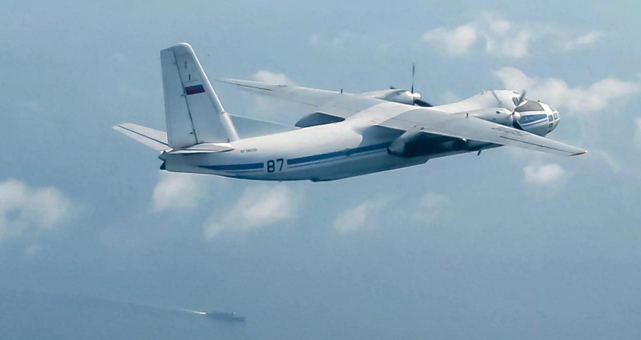 英国皇家空军“台风”FGR4战机拍摄到的一架俄罗斯空天军安-30空中测绘机，摄于