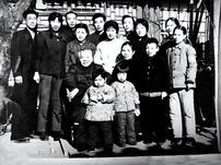 1913年，18岁的张恨水娶了比他小三岁的新娘。这天，洞房花烛夜，张恨水却突然提