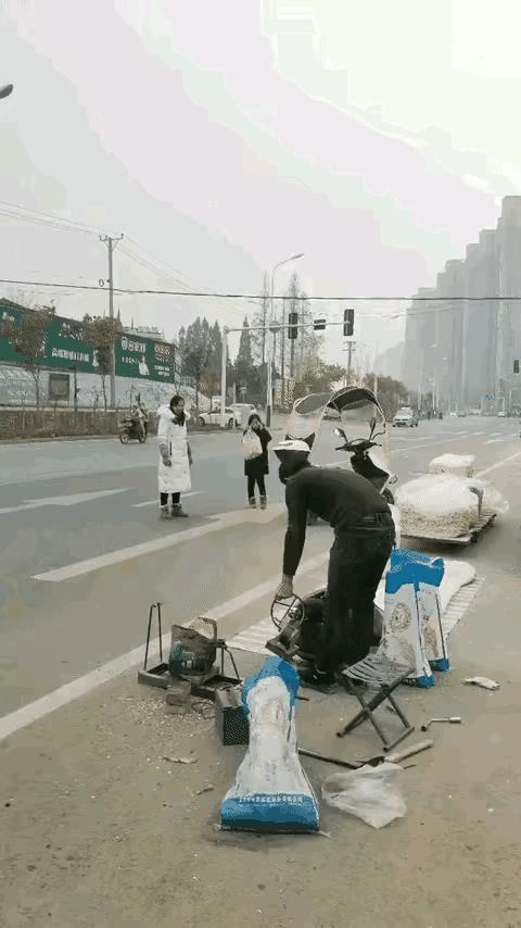 男子的腿摔伤了不能走路，在家待着觉得无聊，就让自家的狗狗拉着自己出去逛。被路边一