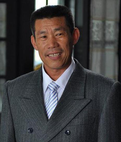 拍《亮剑》的时候，剧组因为资金紧张，找不到会日语的演员，于是导演来到片场对那些群