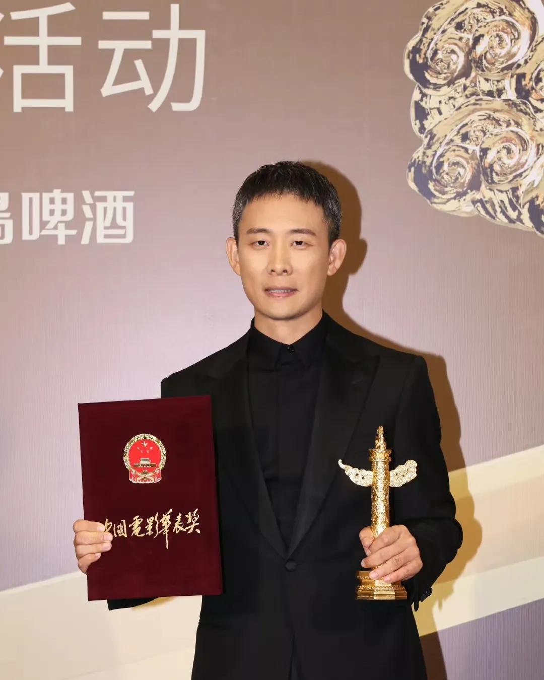 演员张译说，
当年我父母听说我要进演艺圈时是极力反对的，不是因为演技，而是我母亲