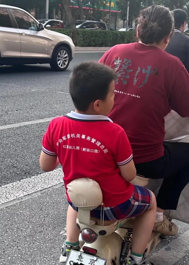 北京的牛娃[赞]看他背后
也许你会想，这么牛的娃
应该坐小轿车吧！
那您想错了