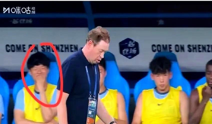 上海申花客场1:3负于深圳新鹏城这场比赛令申花球迷最气愤的不是输球不是比分而是替