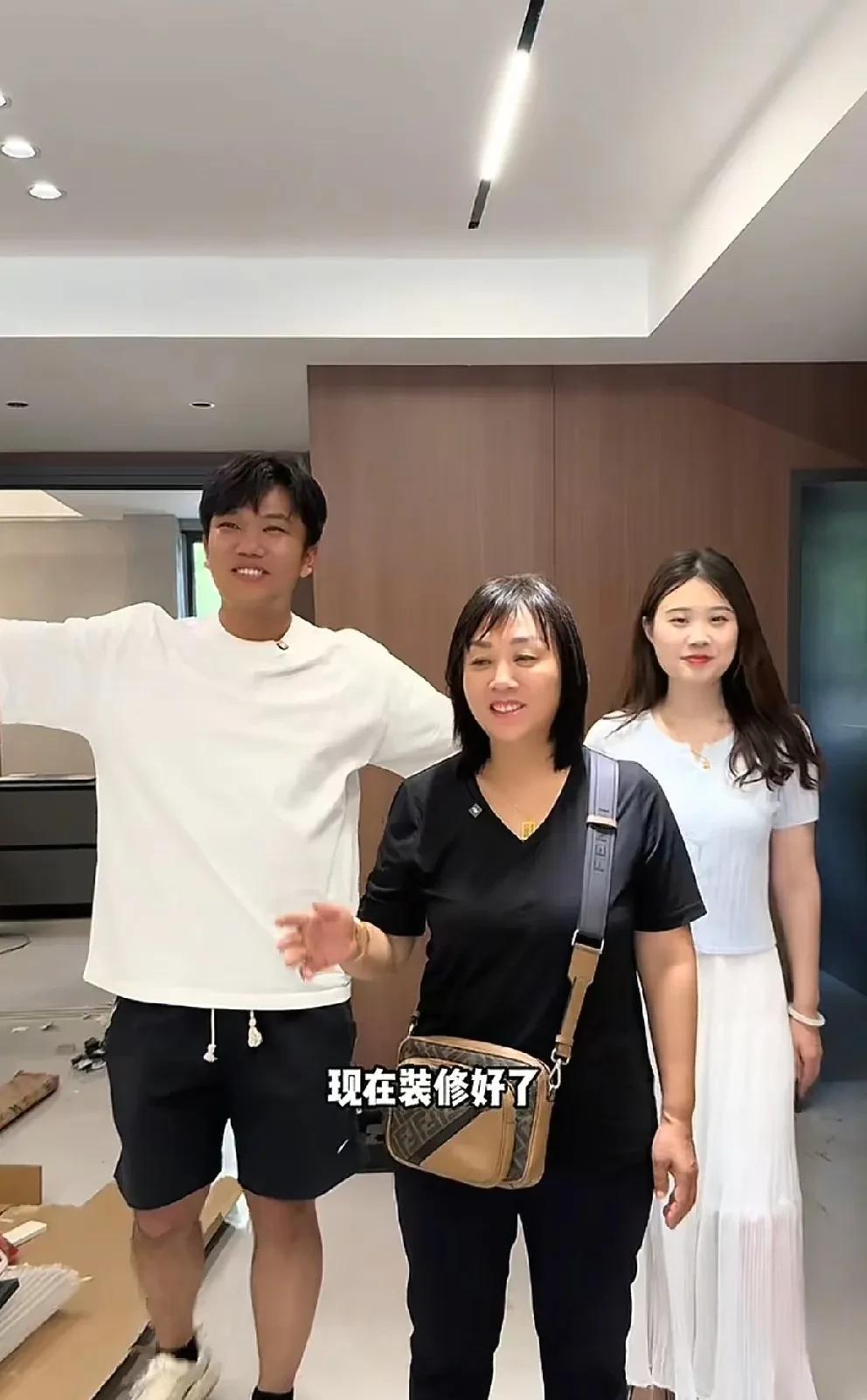 解清帅的新房装修好了。这个自小作为孤儿长大的青年，怎么也没想到，能够拥有如今的生