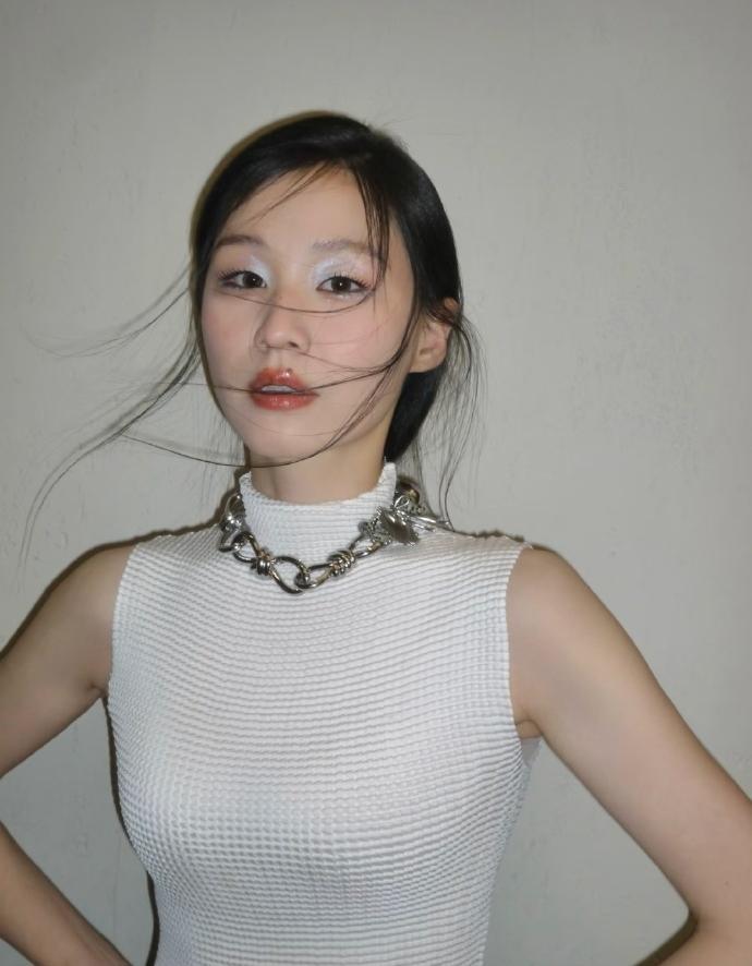 金靖你……这次的千禧风真的美到我了，怎么有人生完孩子之后像开挂了一样 ​​​