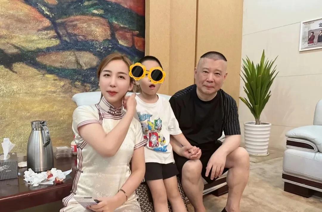 原来有些有钱人真的会越有钱越低调！
郭德纲出席活动，和粉丝同框，穿着黑色短袖配短