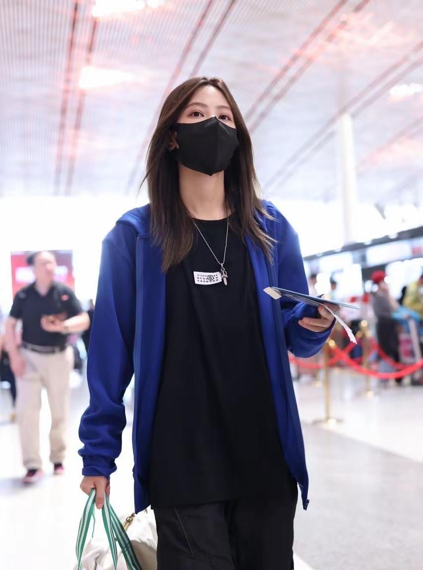 袁一琦北京机场亮相，身着蓝色外套与黑色工装裤，元气少女变身酷飒先锋。此前，她曾因
