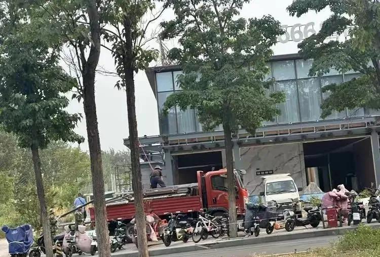 章丘鲁商合盛汇，商场还没开工呢，售楼处先拆了。
鲁商合盛汇位于赭山大街以西、福康