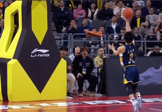 CBA常规赛，广东对阵浙江的比赛正在进行中。
第四节比赛中，浙江最后一攻跳投不中