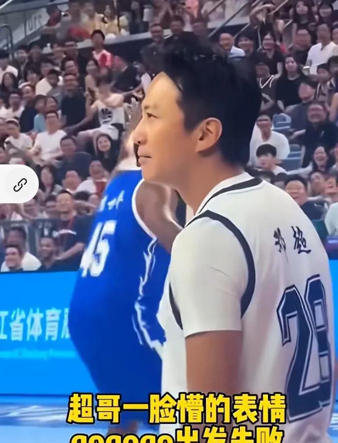 邓超打篮球这事儿太逗了。在姚基金杭州慈善赛上，他本想在NBA球员面前秀一把，拿球