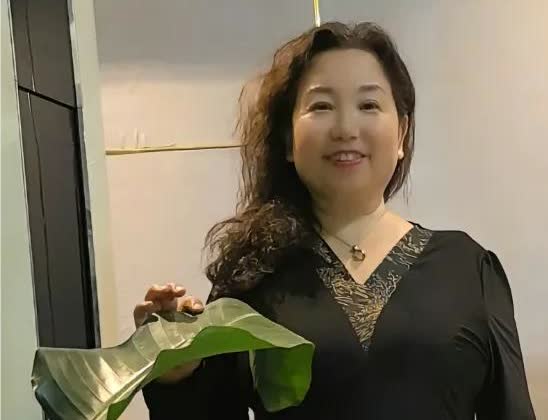 杜大娘又在刷存在感，穿了一身漂亮的衣服亮相在镜头下！
有网友说：
是不是又是