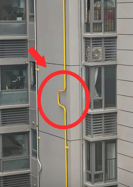 对面这栋楼32层，天然气管道从底楼外墙到顶楼，为啥中间20楼这个位置的管道变弯了