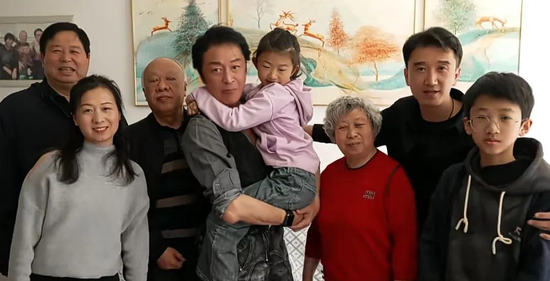 马景涛每一年都会回老家绥中探亲，这次回去他特意与亲人们复刻了37年前的大合影！