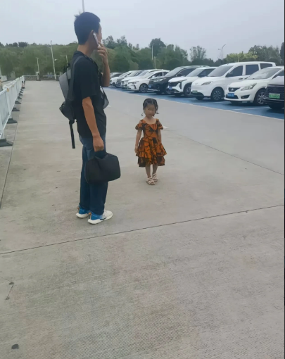 网友偶遇杜兵带菲儿已经回国！
接下来杜兵是像从前一样过着平淡的日呢？还是会参与到