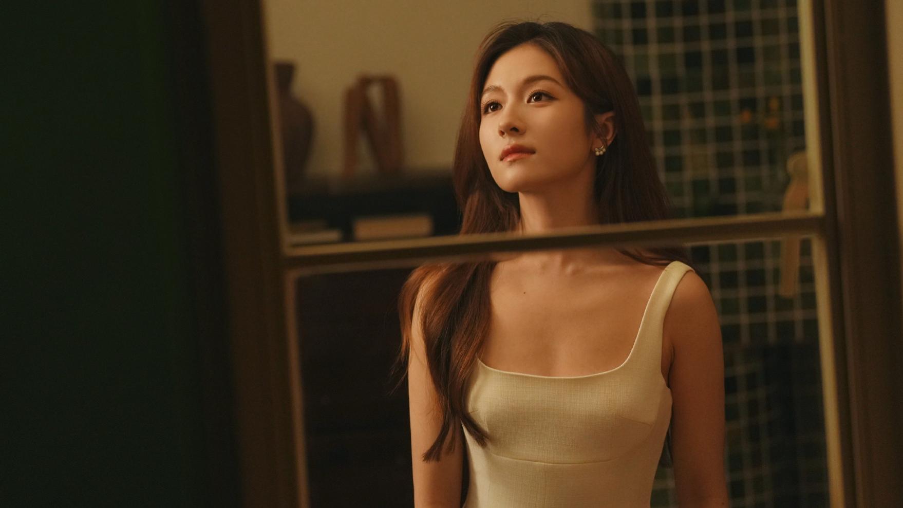 李兰迪会穿！纯白吊带连衣裙亮相，清新感拉满圈粉无数