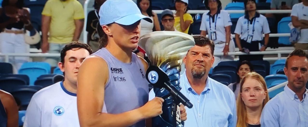 WTA1000辛辛那提站决赛，斯瓦泰克2:0战胜保利尼夺得冠军。她的发球很好，使
