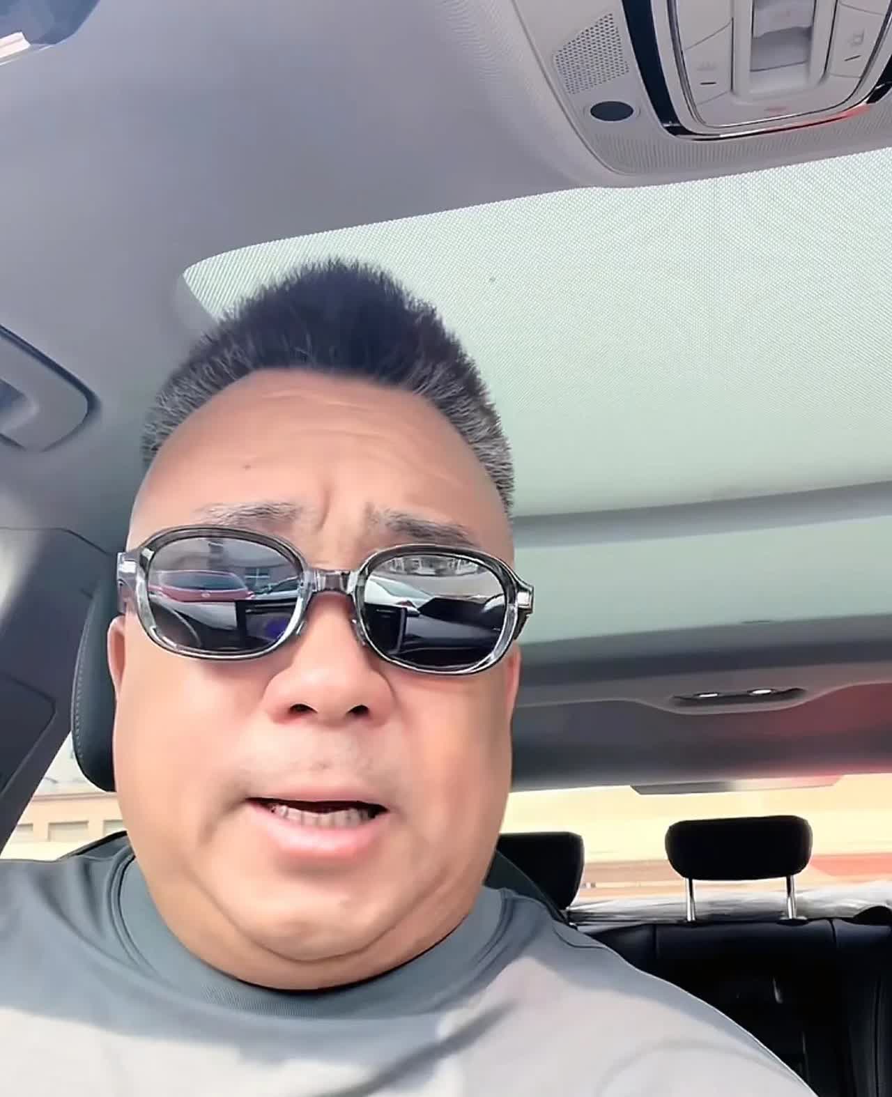 豹哥感谢了很多人，却唯独没有杨议？

虎哥吴迪去世，他的弟弟吴跃表示很多之前