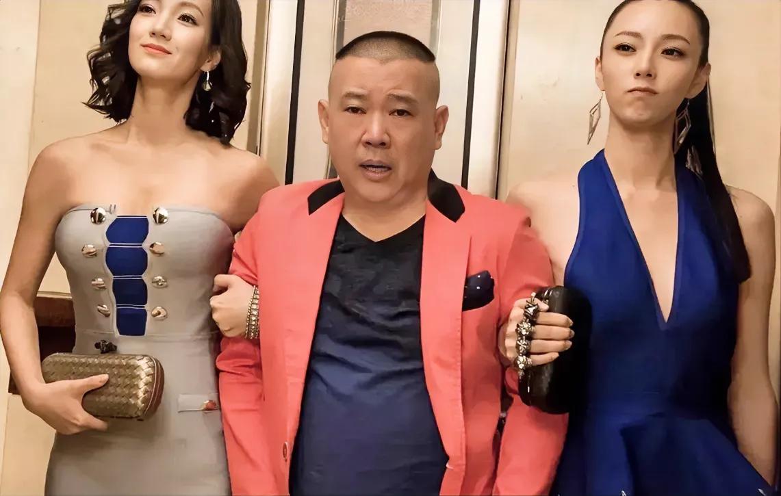 郭德纲先生这里是怎么了？被两个女士架着，看起来有些心神不宁。 

其实这种情况姜