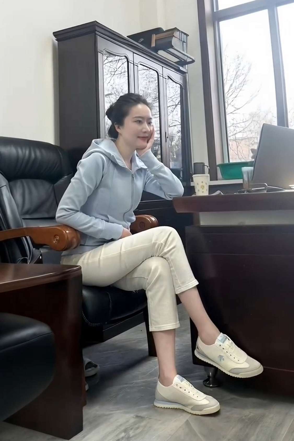 在体制内，这么穿有啥不合适的呢？