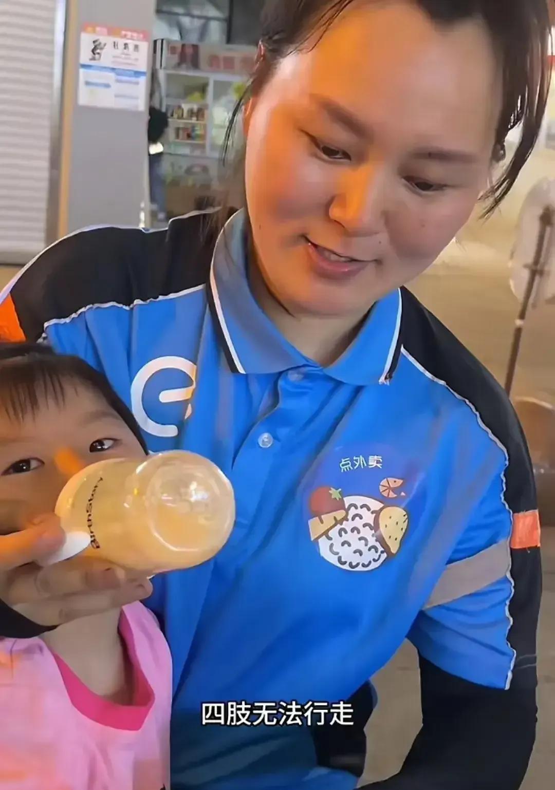 这一幕，温暖了无数人的心。我们常常在城市的喧嚣中匆匆而过，似乎每个人都在追逐着自