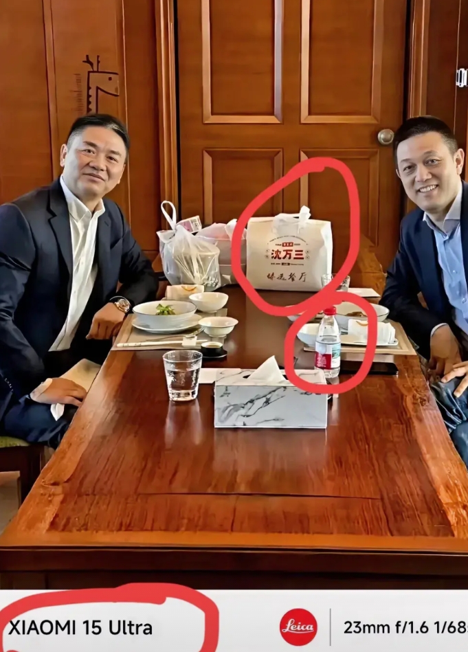 刘强东、李斌两位大佬吃外卖，看似在给蔚来汽车和京东外卖打广告，实际雷军的小米15
