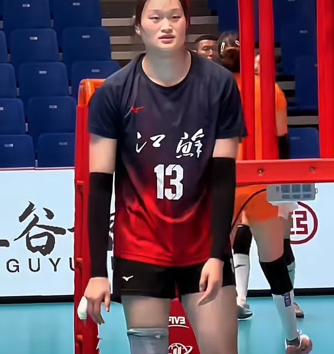 16岁小将把职业队打崩了！教练当场暴跳如雷！
U21女排赛场杀出个“小姚明”！