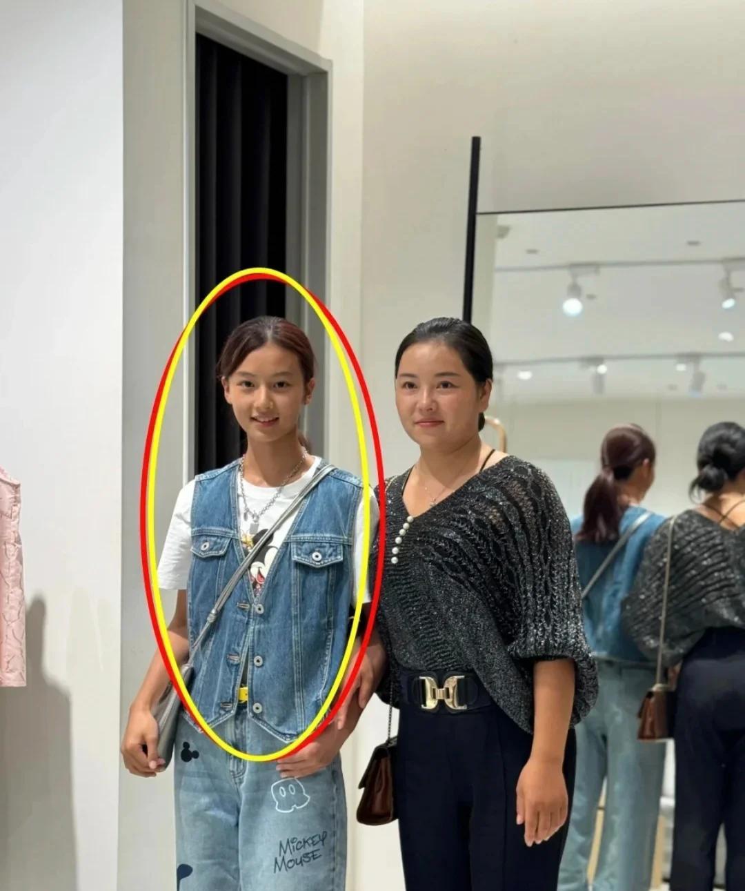 这个七七
难得的天选开局，一手好牌
结果被妈妈打坏了，七七成年后不知道
会不会怪