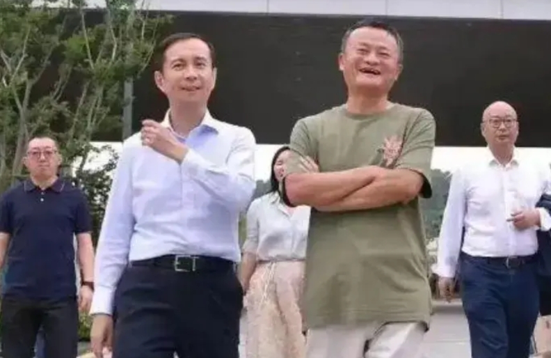 张勇接班阿里巴巴，马云以为功成了，可以享受人生了，毕竟天猫是张勇搞成了。那时20