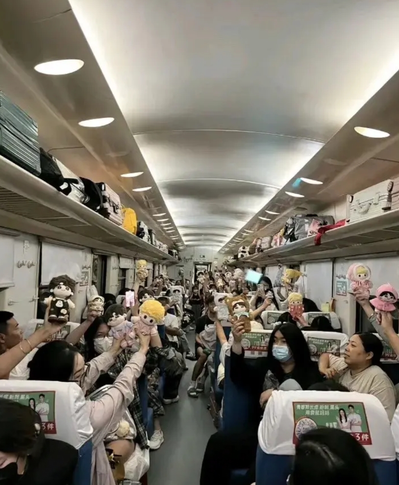 这是有史以来上海最夸张的一次演唱会。

我同事住八万人体育场附近，从前天开始附近
