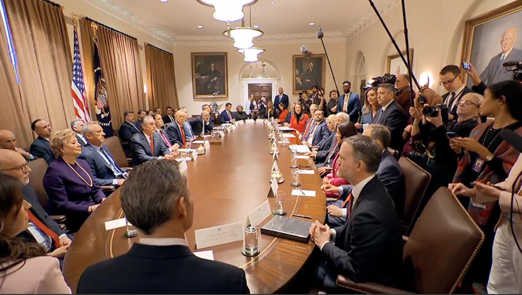 从现在局势上，乌克兰已经被摆上了餐桌，欧洲国家有可能是桌上的主菜。

从二战之后