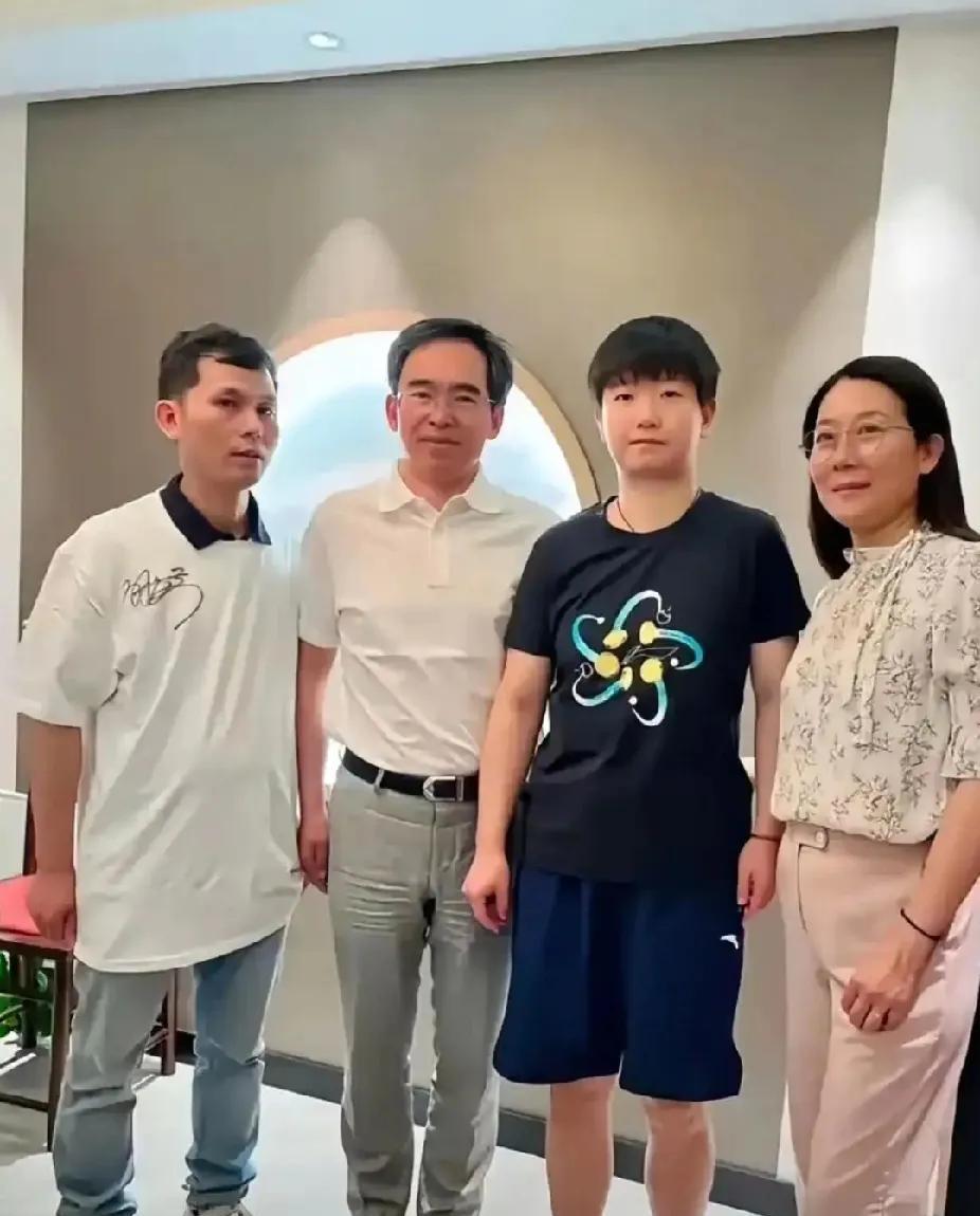 莎莎这张合影，细节全是梗！
更绝的是莎莎的身高差！在四人里居然视觉上“碾压”两位