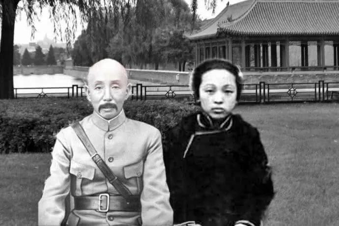 1912年，张学良从乡下急匆匆地赶到奉天，当他跑进大帅府时，对着张作霖喊了一声“