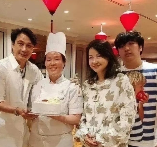 男大十八变，吴镇宇儿子费曼现在长这样了。