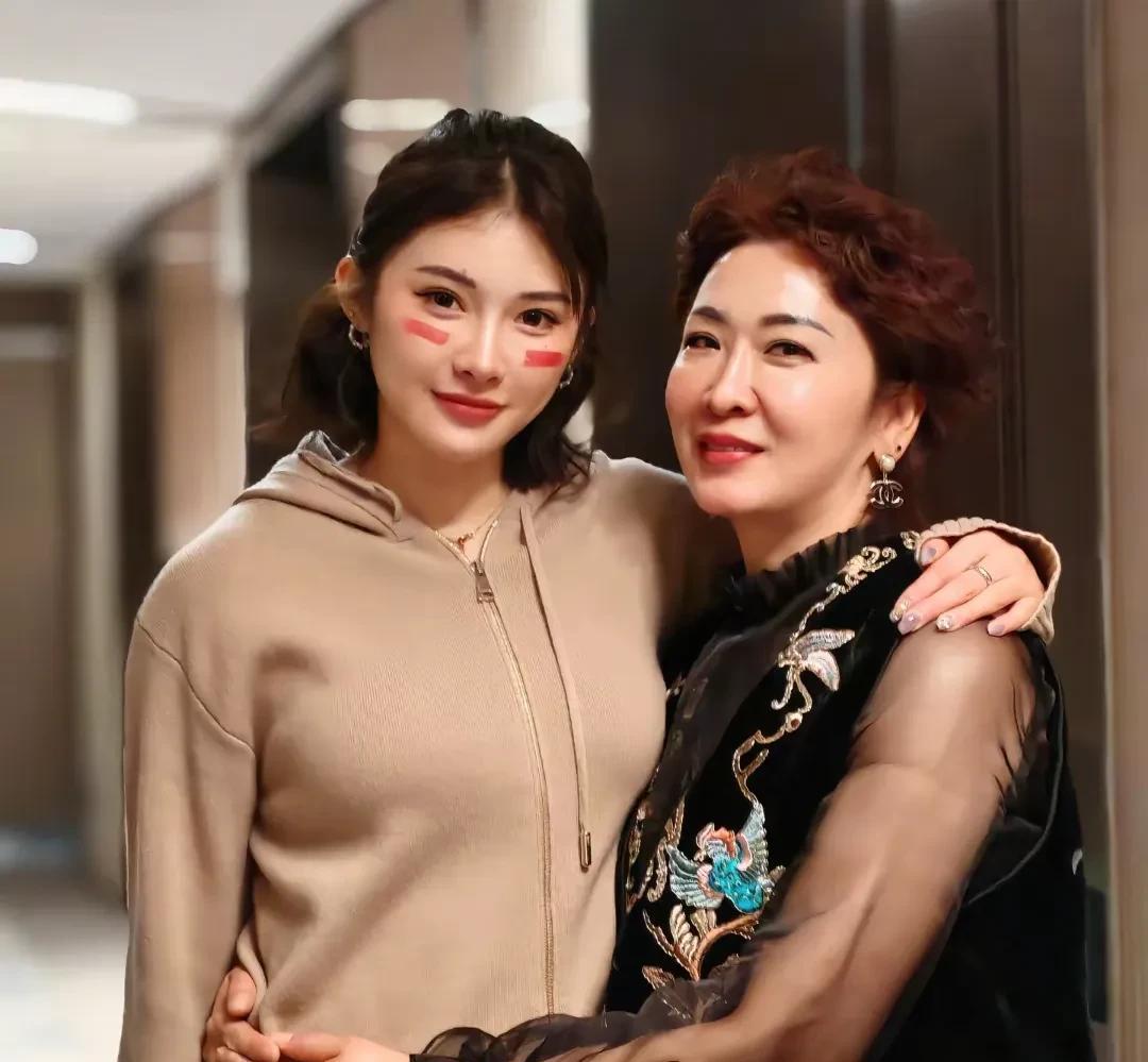 妈妈发言笑翻全网！吴艳妮“美貌出战”竟是妈妈神助攻
吴艳妮妈妈直接甩出王炸发言：
