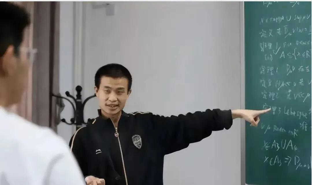 家属说为了让他接触世界
我想问问全中国
14亿人口
能够听懂韦神讲数学的
有一千