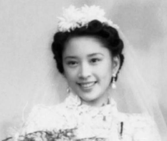 1966年，27岁的胡友松发现生理期没正常来，便问76岁的丈夫李宗仁怎么办。谁料