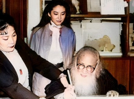 1983年，导演徐克为求张大千墨宝，亲自登门拜访。可是，张大千已经84岁，早已封
