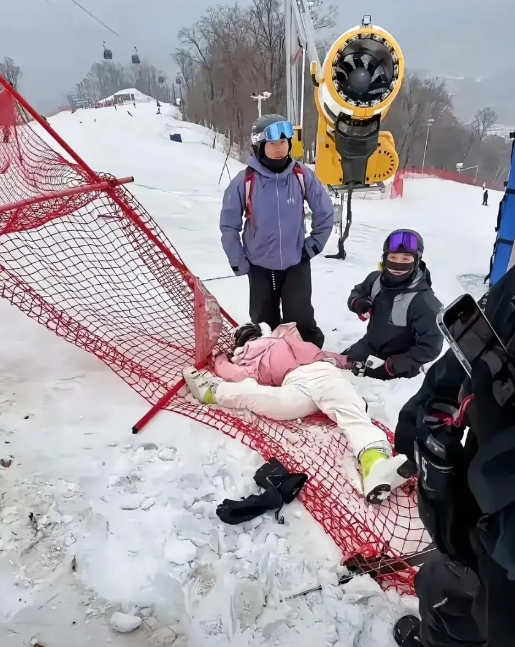 滑雪场惨剧，新手被撞断腿3小时才送医，血染防护网画面曝光。

北大湖滑雪场突发意