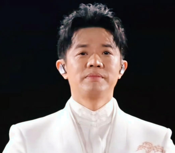 曾毅继“不雅手表事件”后，以身体不适取消了凤凰传奇天津演唱会。
有网友认为曾毅连