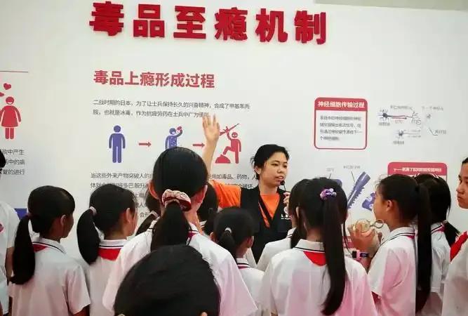 据说美国的吸毒率为10%。就是10个人中，就有一个人吸毒。吸毒总人数达到了350