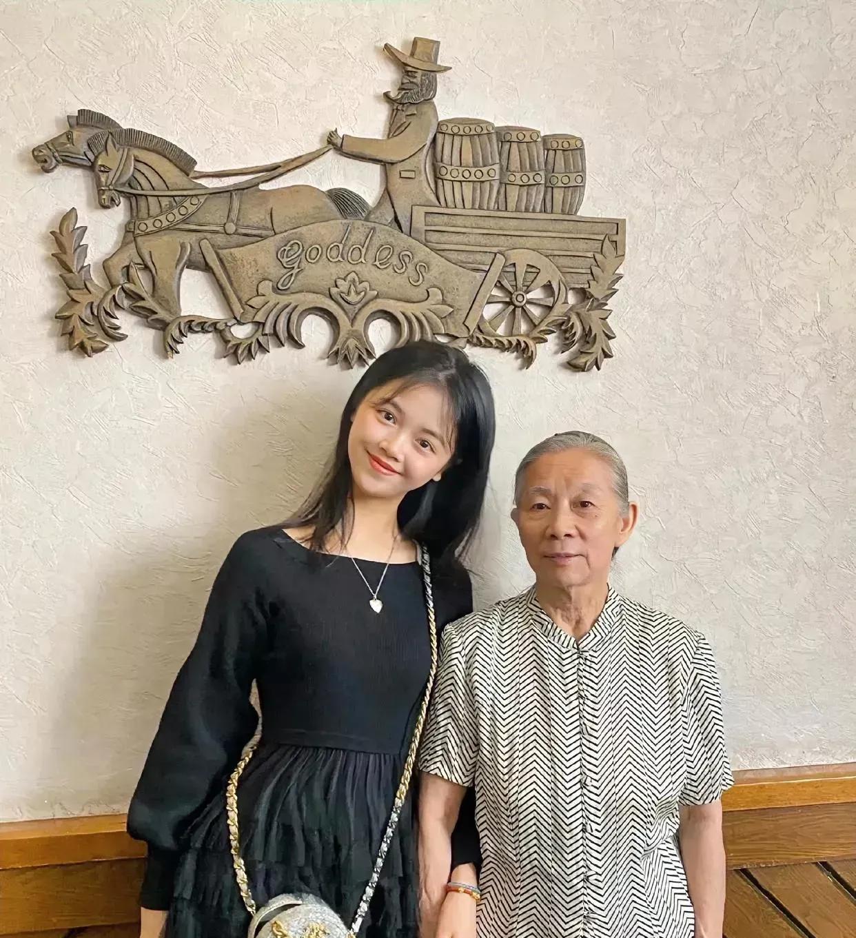 林立衡与侄孙女在一起，笑容满面，合影留念，美好的回忆！